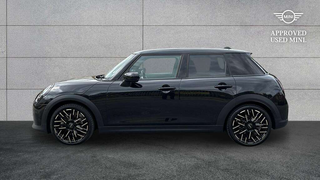 Mini Hatch 1.5 C Exclusive 2026 Black #4
