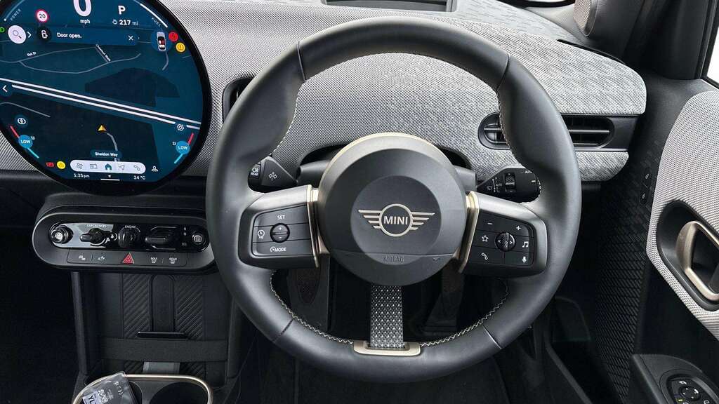 Mini Hatch 1.5 C Exclusive 2026 Black #6