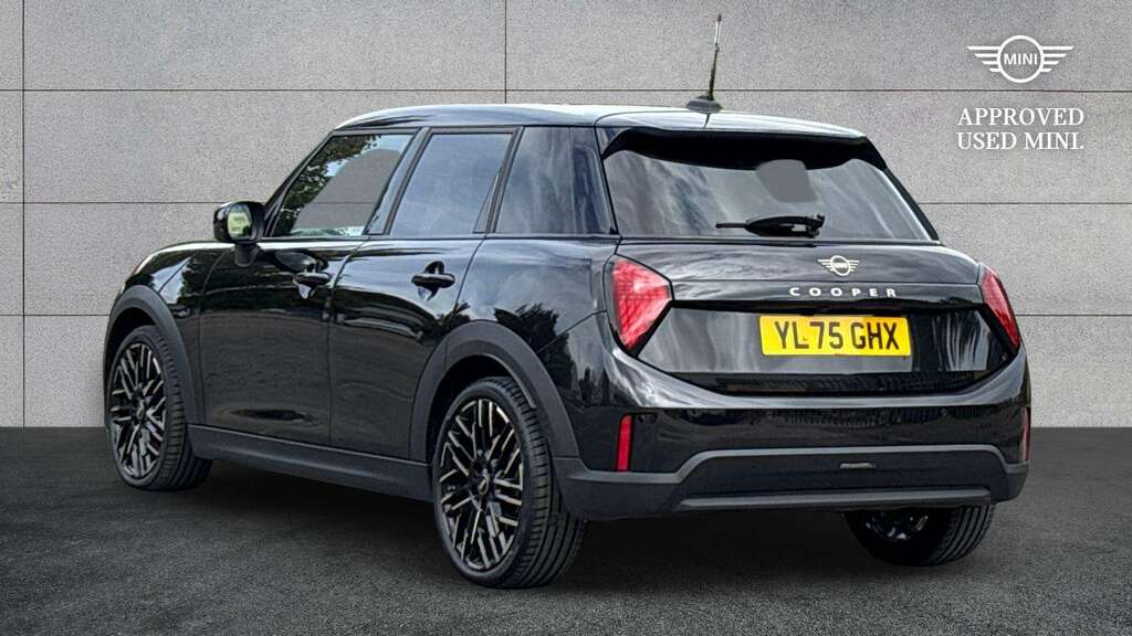 Mini Hatch 1.5 C Exclusive 2026 Black #2