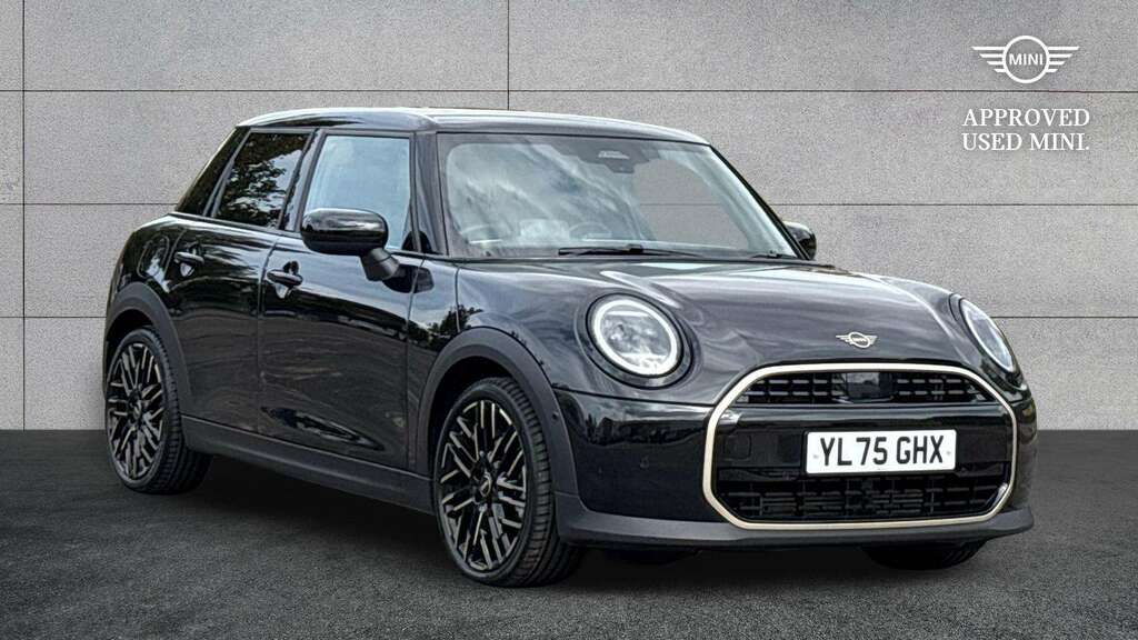 Mini Hatch 1.5 C Exclusive 2026 Black