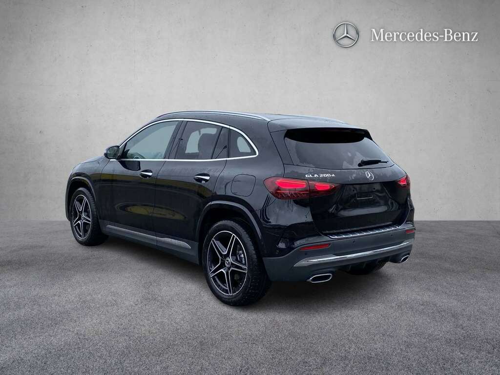 Mercedes-Benz GLA Class 200D Amg Line Executive 2026 Black #5