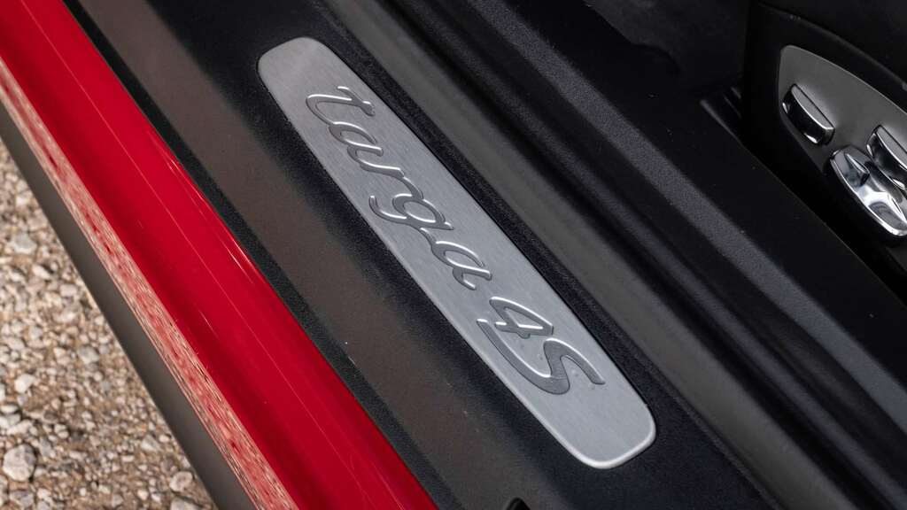 Porsche 911 911 Carrera S S-a Black #32