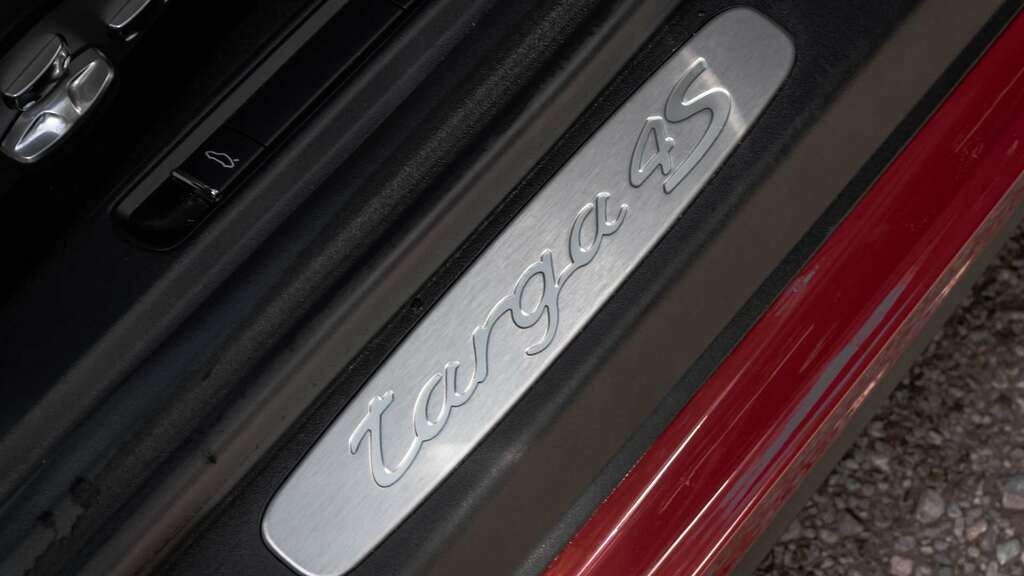 Porsche 911 911 Carrera S S-a Black #33