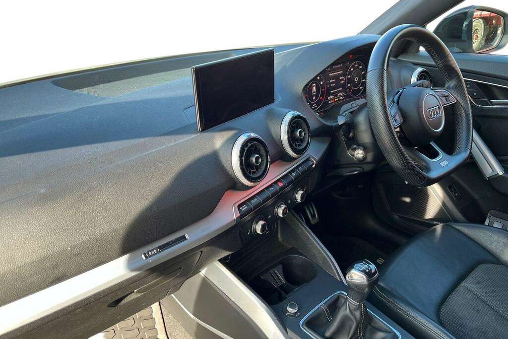 Audi Q2 35 Tfsi Black Edition 2021 White #2