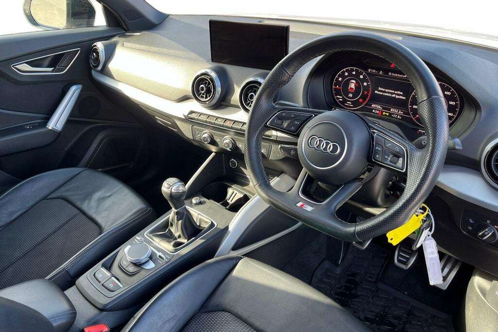 Audi Q2 35 Tfsi Black Edition 2021 White #6