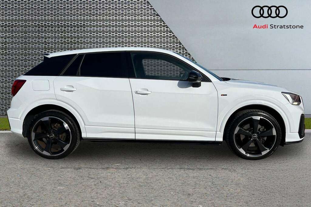 Audi Q2 35 Tfsi Black Edition 2021 White #4