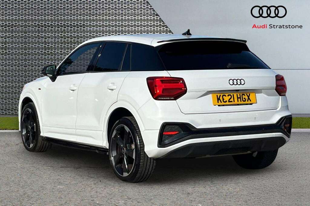 Audi Q2 35 Tfsi Black Edition 2021 White #3