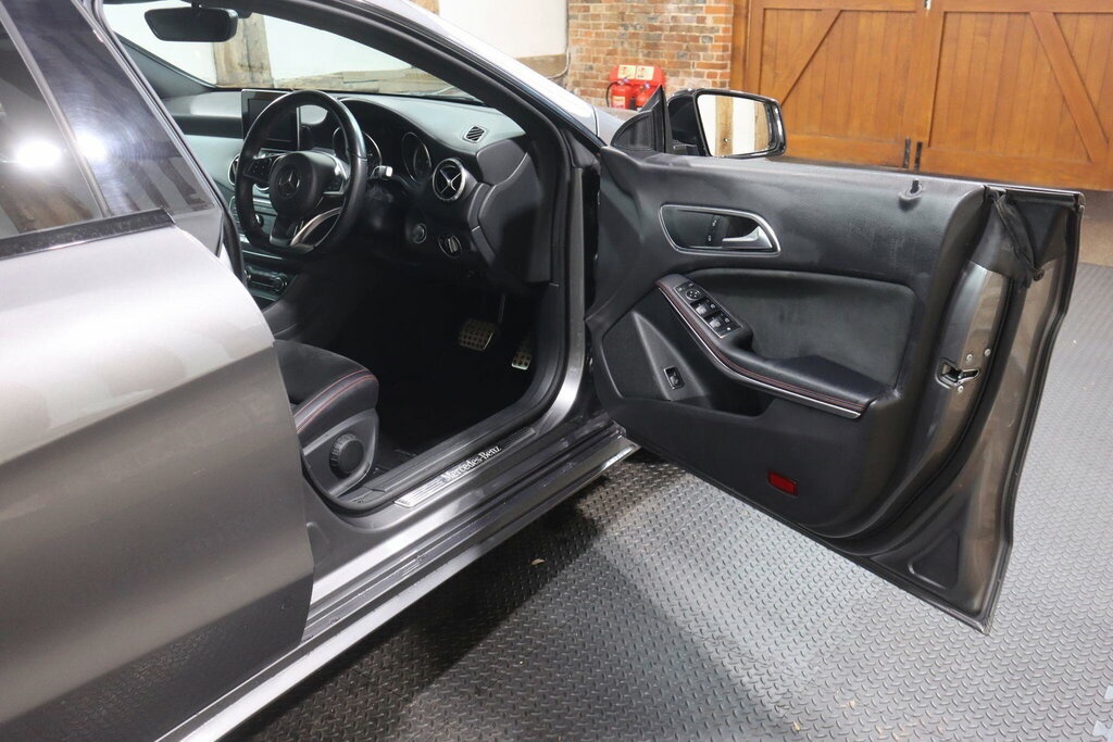 Mercedes-Benz CLA Class Cla 180 Amg Line Black #8