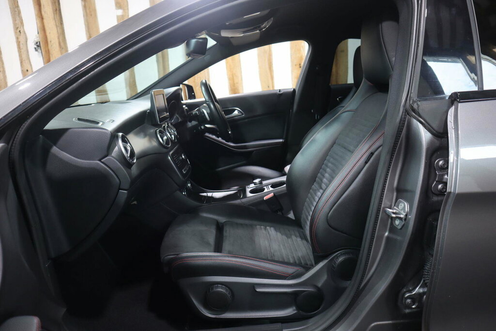 Mercedes-Benz CLA Class Cla 180 Amg Line Black #35
