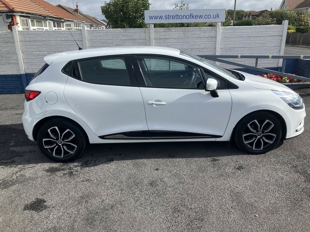 Renault Clio Hatchback 1.2 Dynamique Nav 1.2 16V 75 201767 White