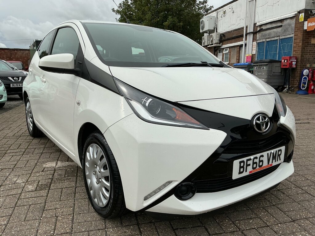 Toyota Aygo 1.0 Vvt-i X-play Hatchback X-shift Euro White #2