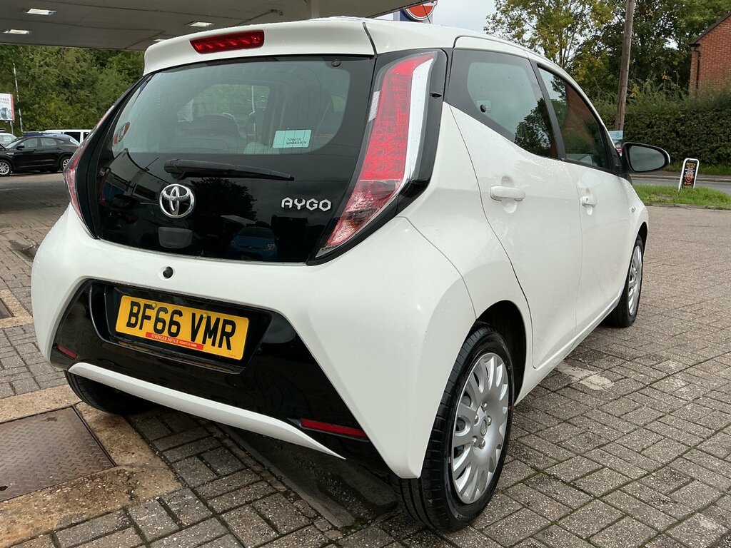 Toyota Aygo 1.0 Vvt-i X-play Hatchback X-shift Euro White #3