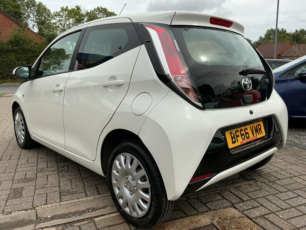 Toyota Aygo 1.0 Vvt-i X-play Hatchback X-shift Euro White #4