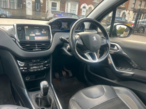 Peugeot 2008 1.2 Puretech Allure #15
