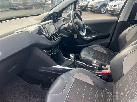 Peugeot 2008 1.2 Puretech Allure #17
