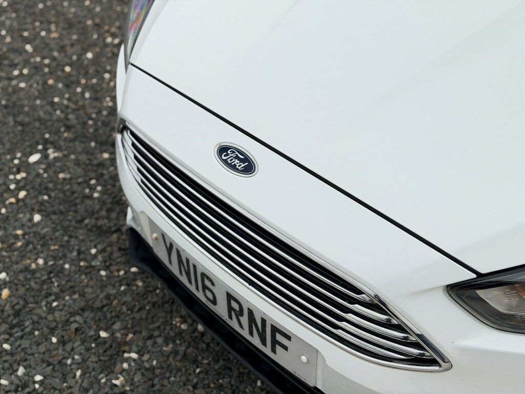 Ford Focus 1.5 Tdci Zetec 2016 YN16RNF White #2