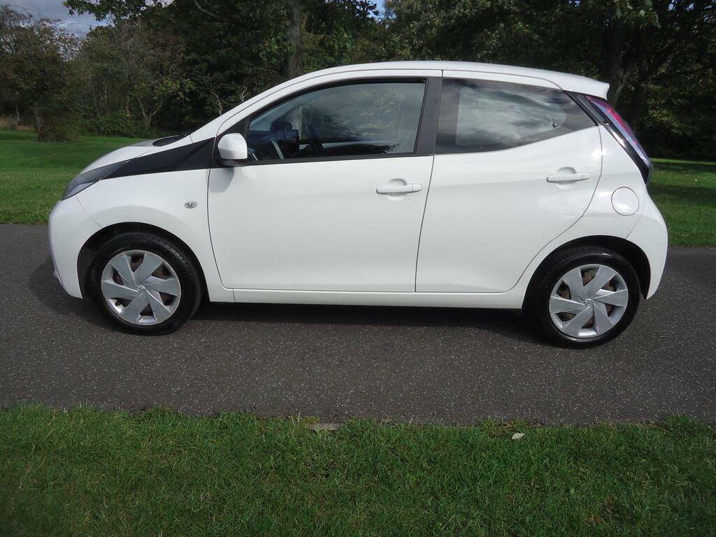 Toyota Aygo 1.0 Vvt-i X-play Euro 5 White #2
