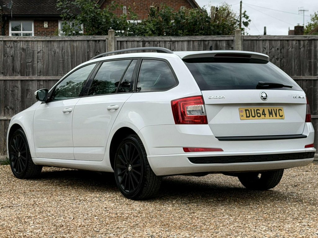Skoda Octavia 2L Black Edition White #4