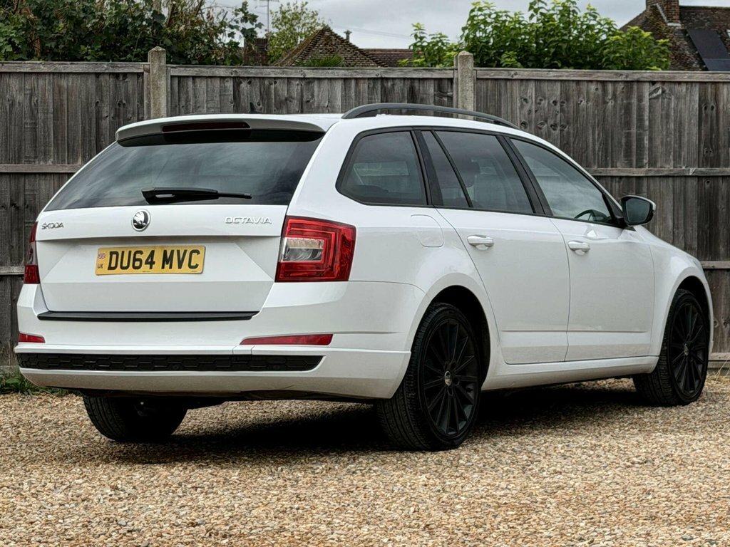 Skoda Octavia 2L Black Edition White #3