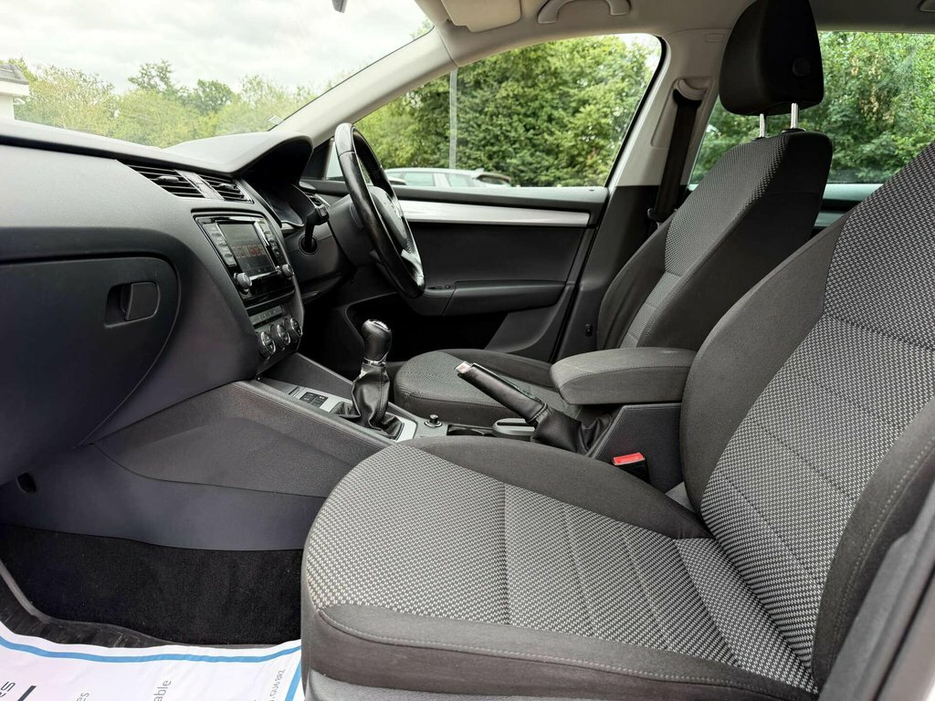 Skoda Octavia 2L Black Edition White #6