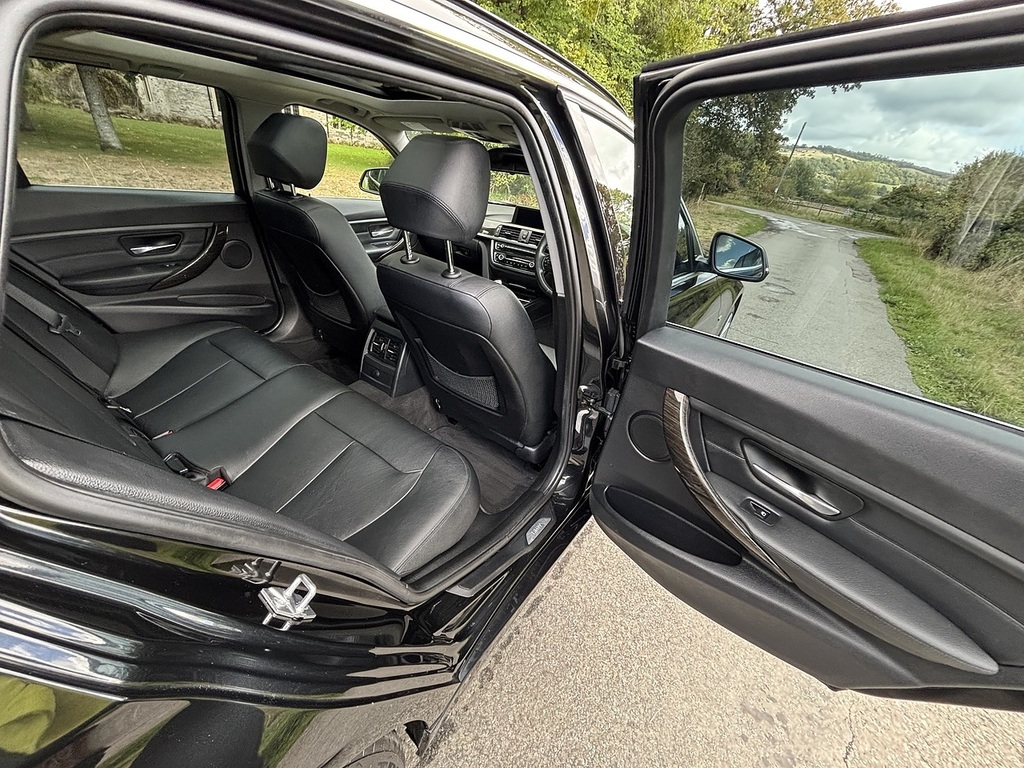 BMW 3 Series Estate Black #24