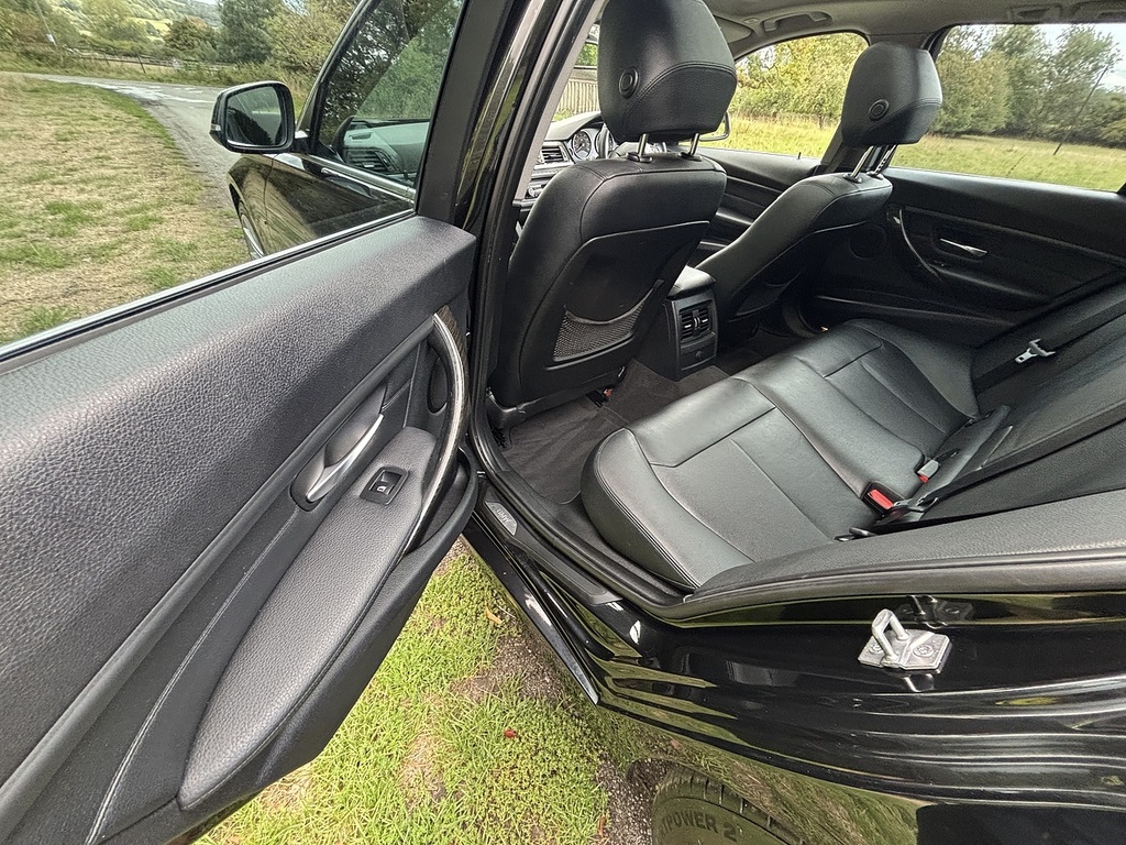 BMW 3 Series Estate Black #22