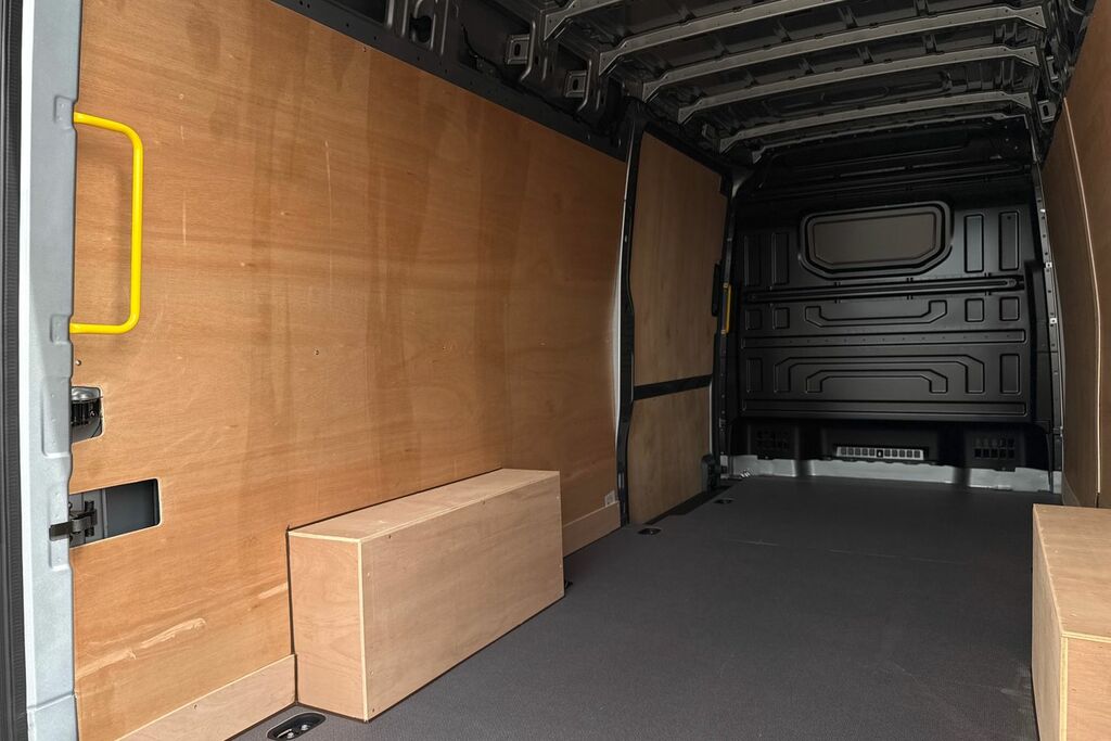 Volkswagen Crafter Cr35 Mwb 140Ps Commerce Plus Panel Van Digital Da White #41