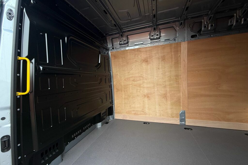 Volkswagen Crafter Cr35 Mwb 140Ps Commerce Plus Panel Van Digital Da White #46
