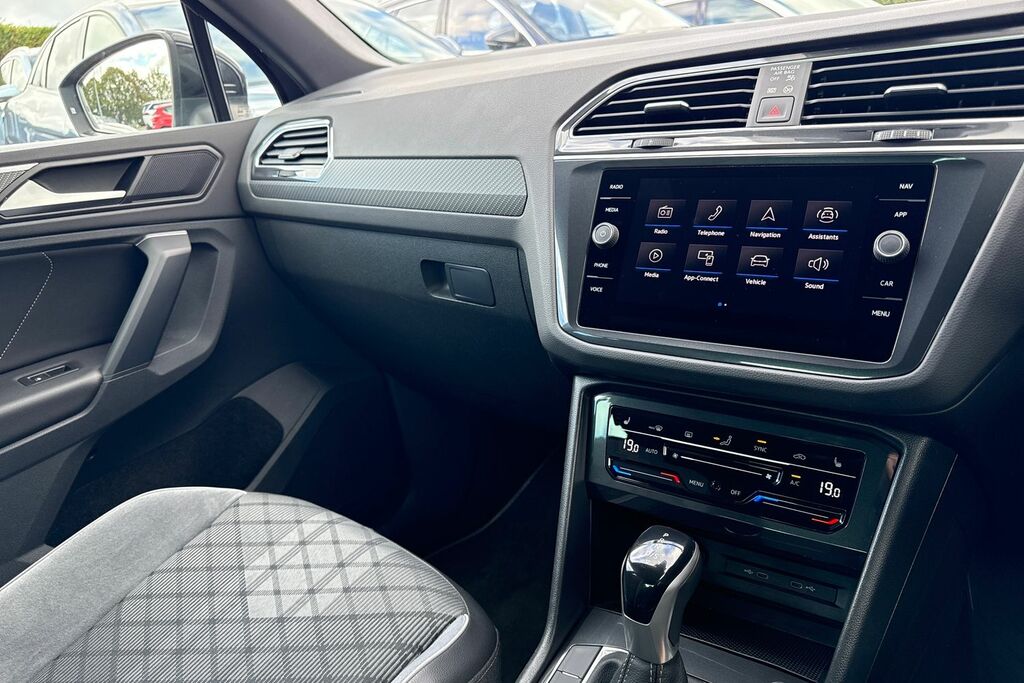 Volkswagen Tiguan Elegance White #44