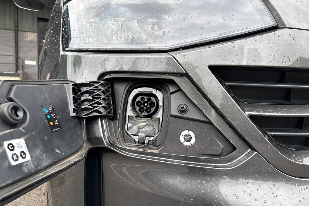 Volkswagen E-Transporter Lwb 218Ps 65Kwh 5 Seats Black #26