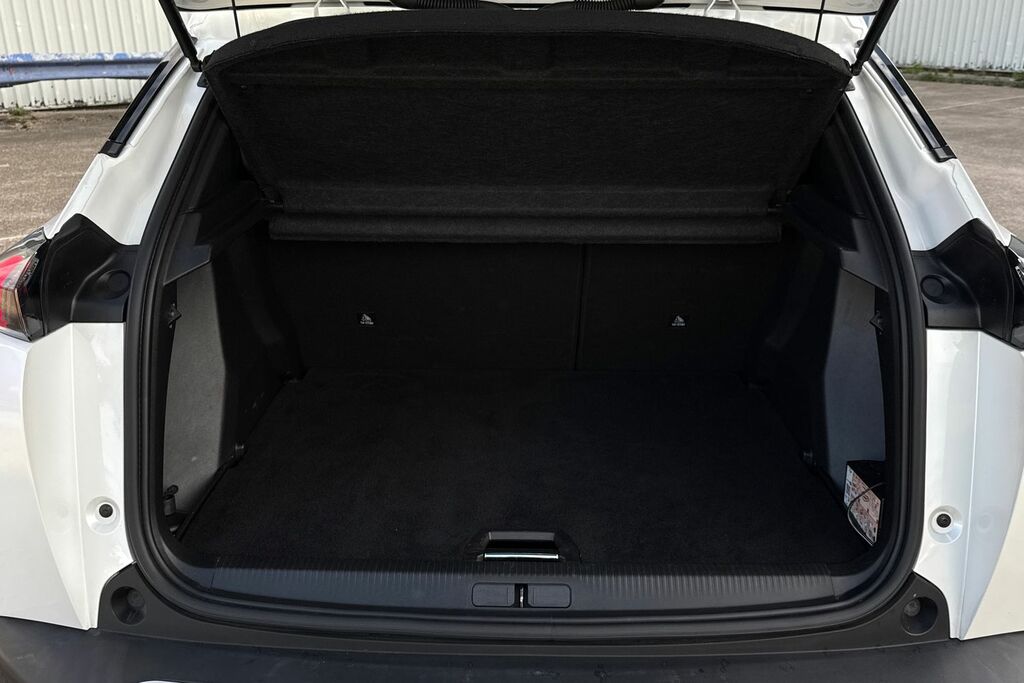 Peugeot e-2008 50Kwh Allure Premium 7Kw Charger White #6