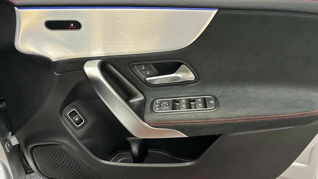 Mercedes-Benz CLA Class 200 Amg Line Executive Tip Blue #18