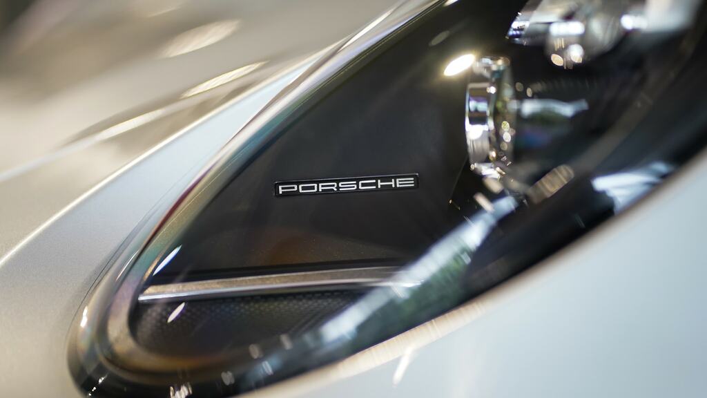 Porsche 911 Carrera 4 #28