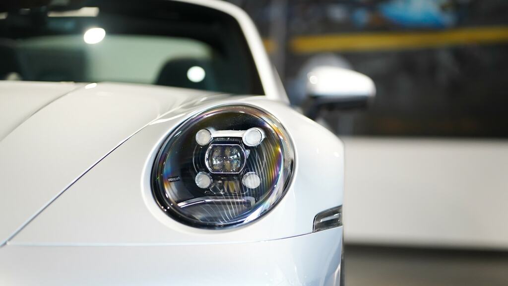 Porsche 911 Carrera 4 #32