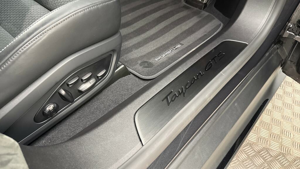 Porsche Taycan Performance Plus 105Kwh Black Edition Saloon E Grey #32