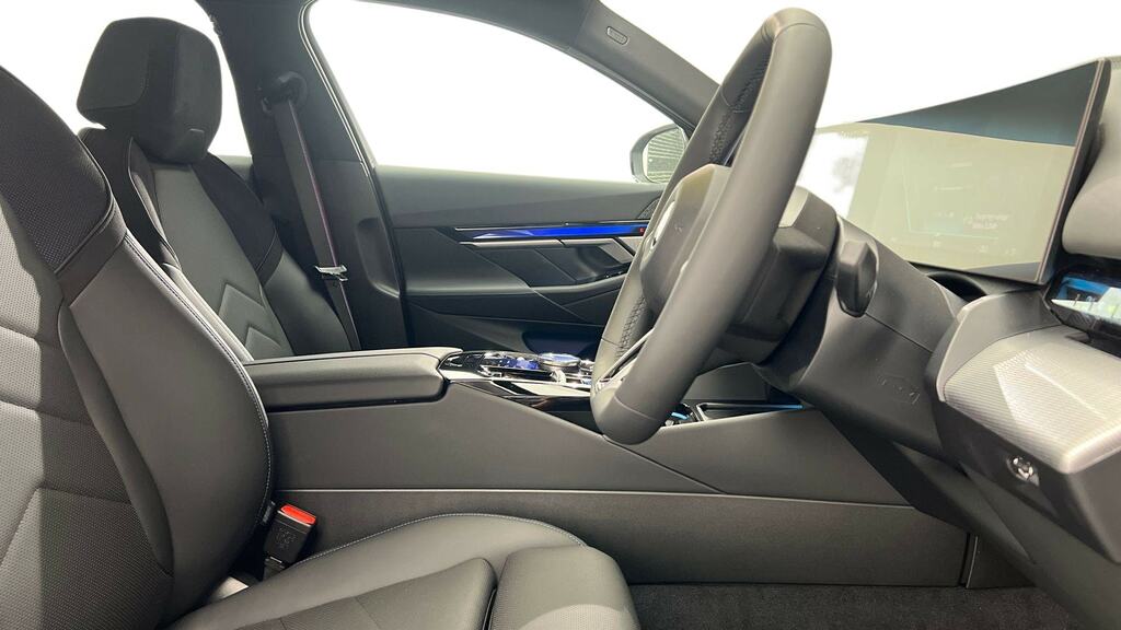 BMW i5 M Sport Black #11