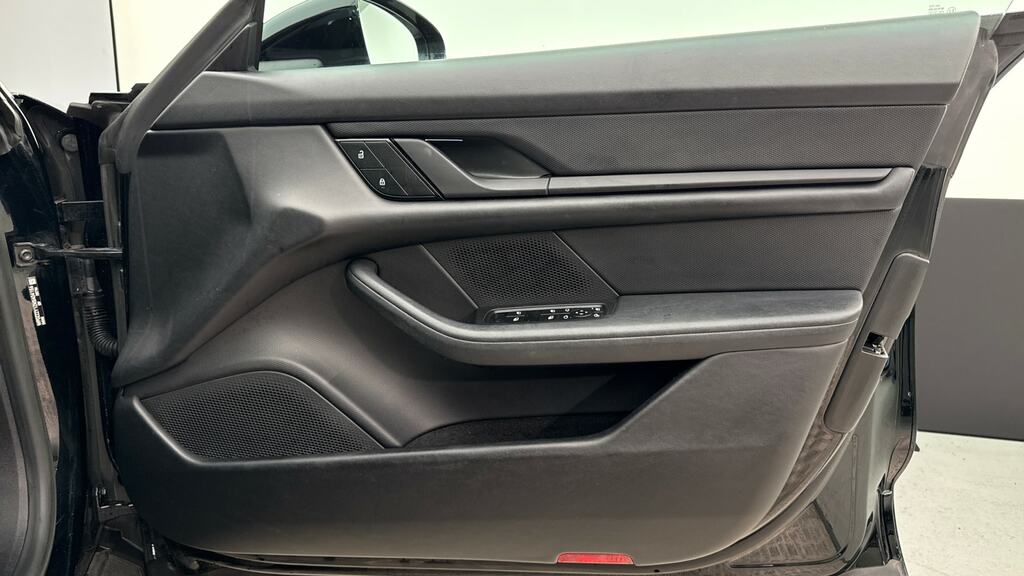 Porsche Taycan Taycan 4X2 Black #19