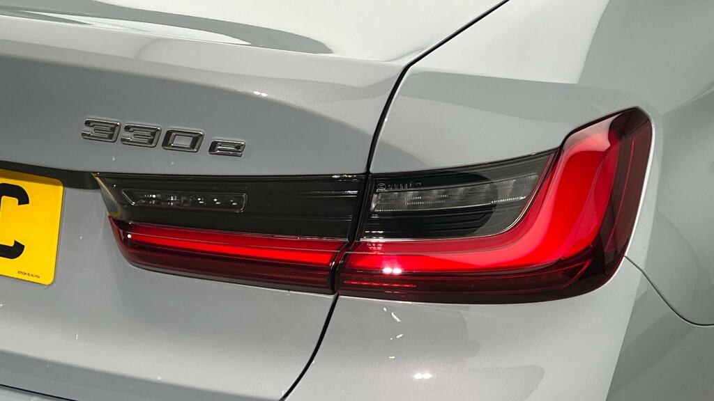 BMW 3 Series 330E Xdrive M Sport Step #22