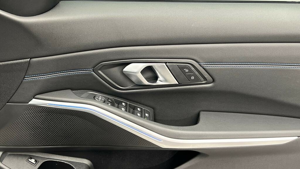 BMW 3 Series 330E Xdrive M Sport Step #20