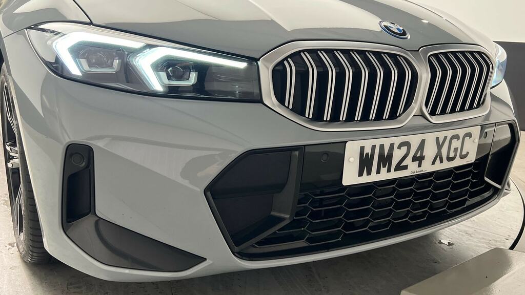 BMW 3 Series 330E Xdrive M Sport Step #24