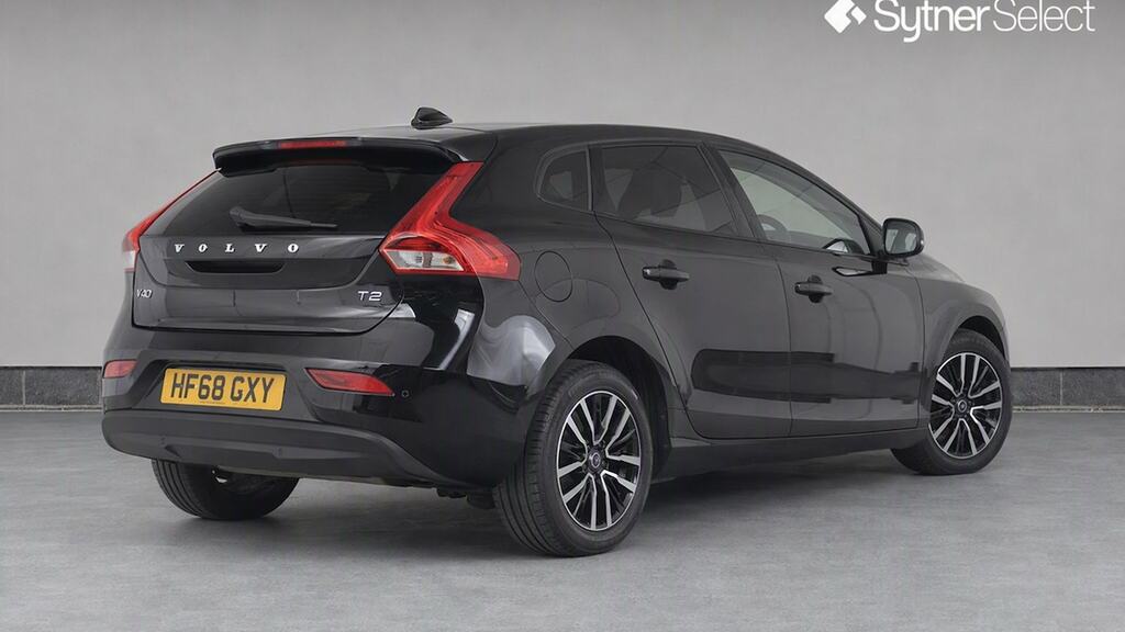 Volvo V40 T2 122 Momentum Black #4