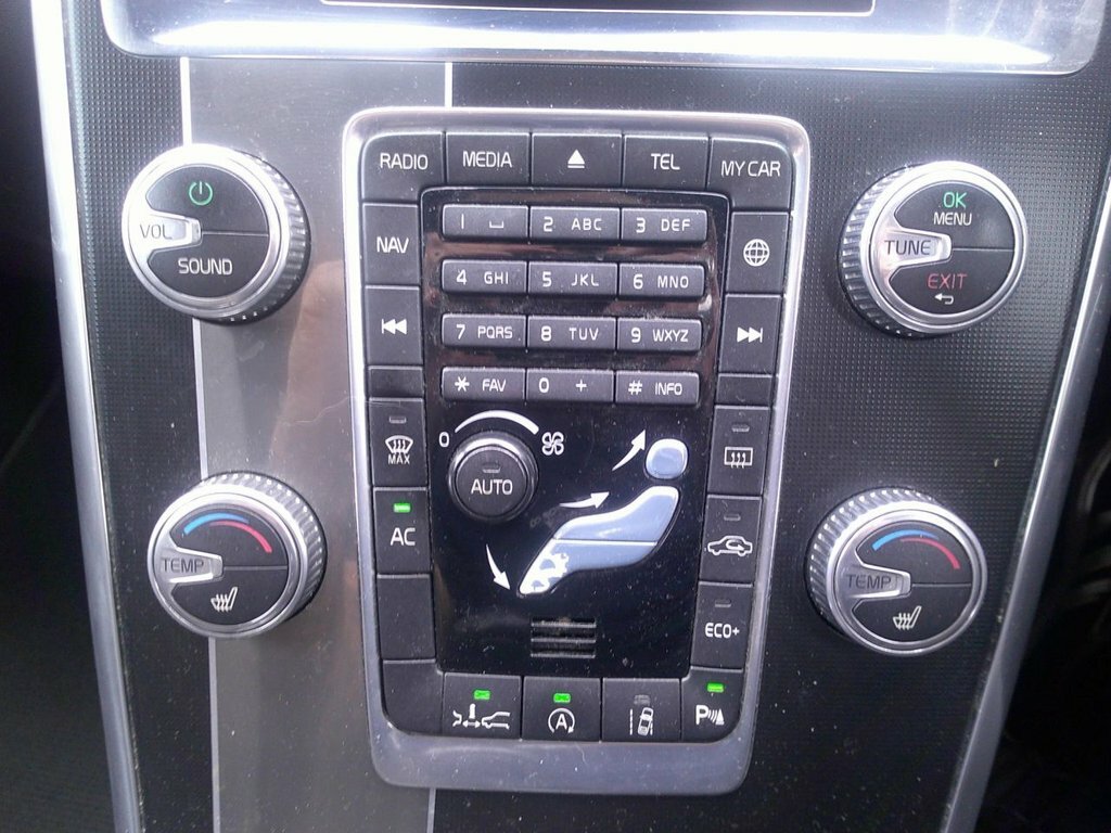 Volvo XC60 2.4L R-design Nav White #26