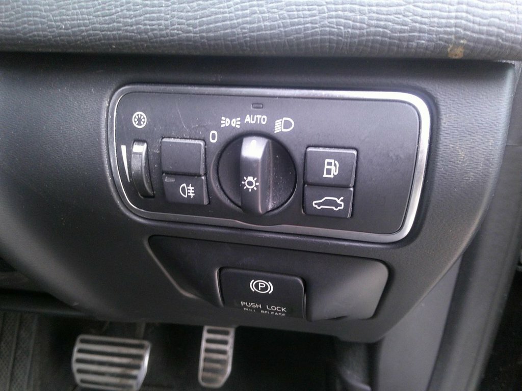 Volvo XC60 2.4L R-design Nav White #14
