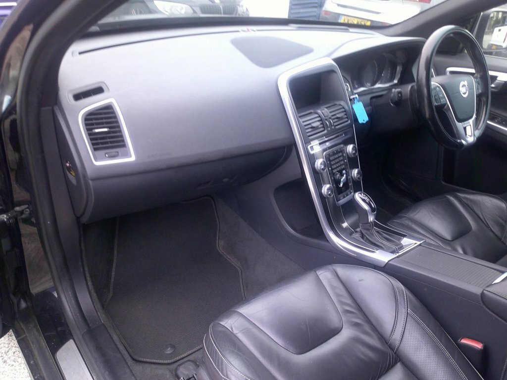 Volvo XC60 2.4L R-design Nav White #12