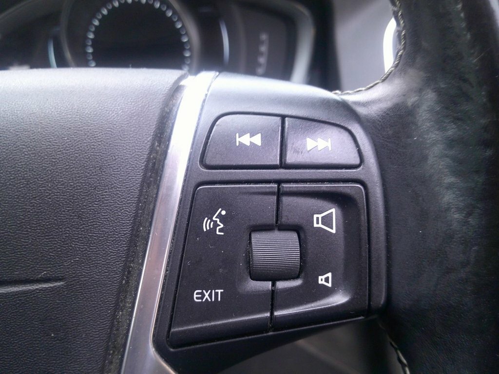 Volvo XC60 2.4L R-design Nav White #16