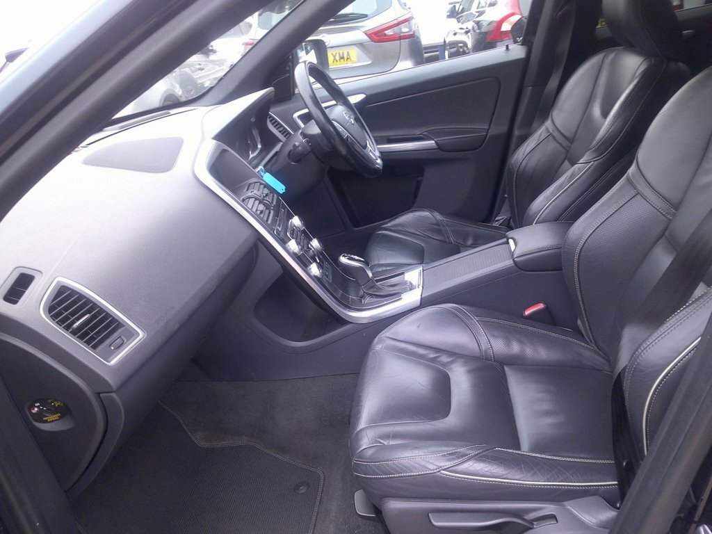 Volvo XC60 2.4L R-design Nav White #13