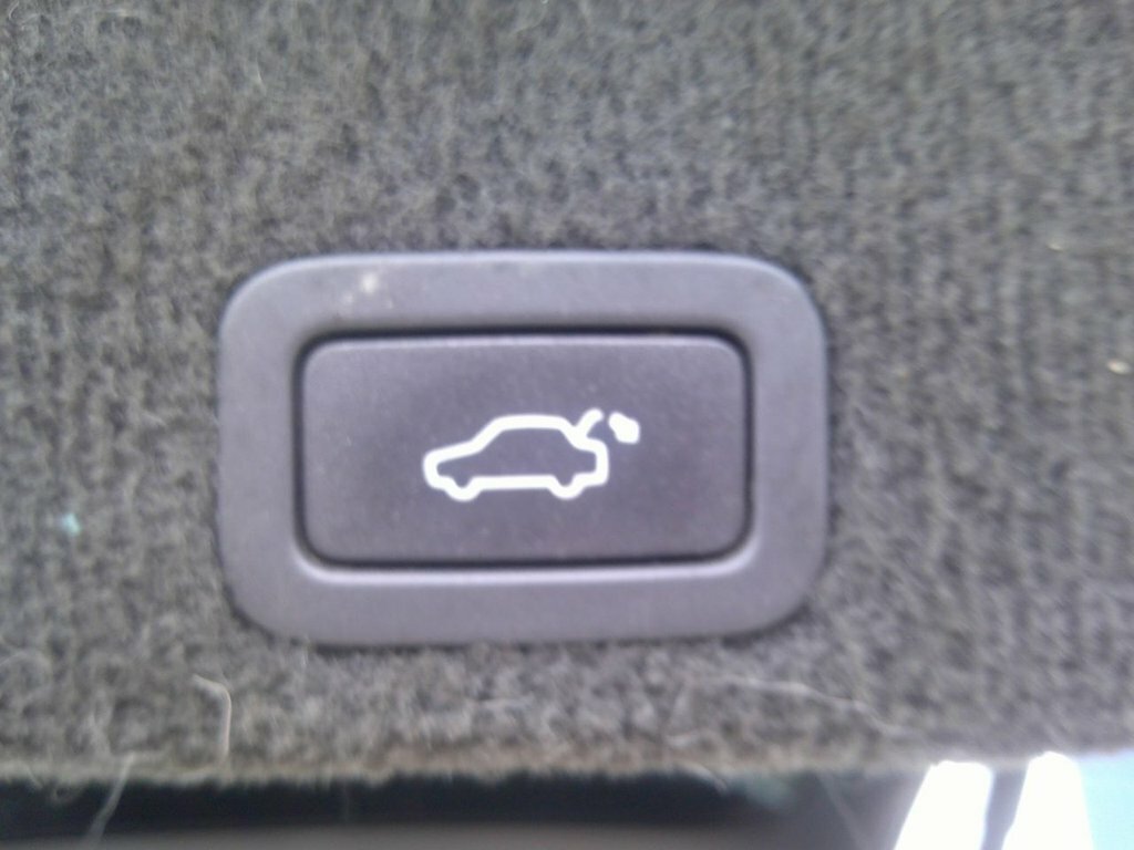 Volvo XC60 2.4L R-design Nav White #9