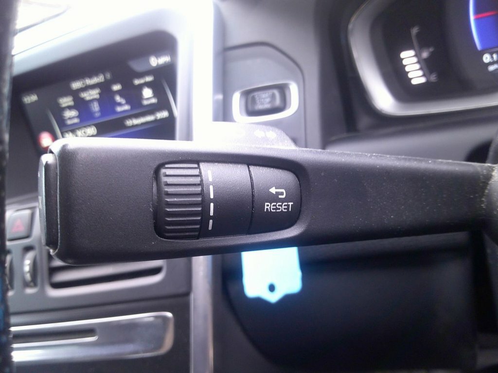 Volvo XC60 2.4L R-design Nav White #19