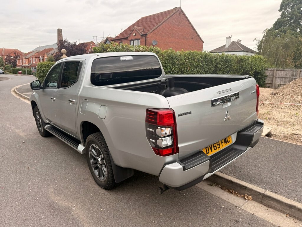 Mitsubishi L200 2.2 Di-d Dc Barbarian X Pickup Double Cab Dies Orange #9