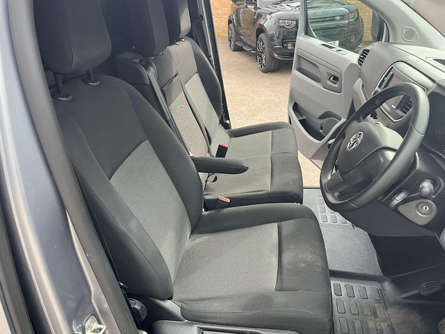 Vauxhall Vivaro 2700 1.5D 120Ps White #10